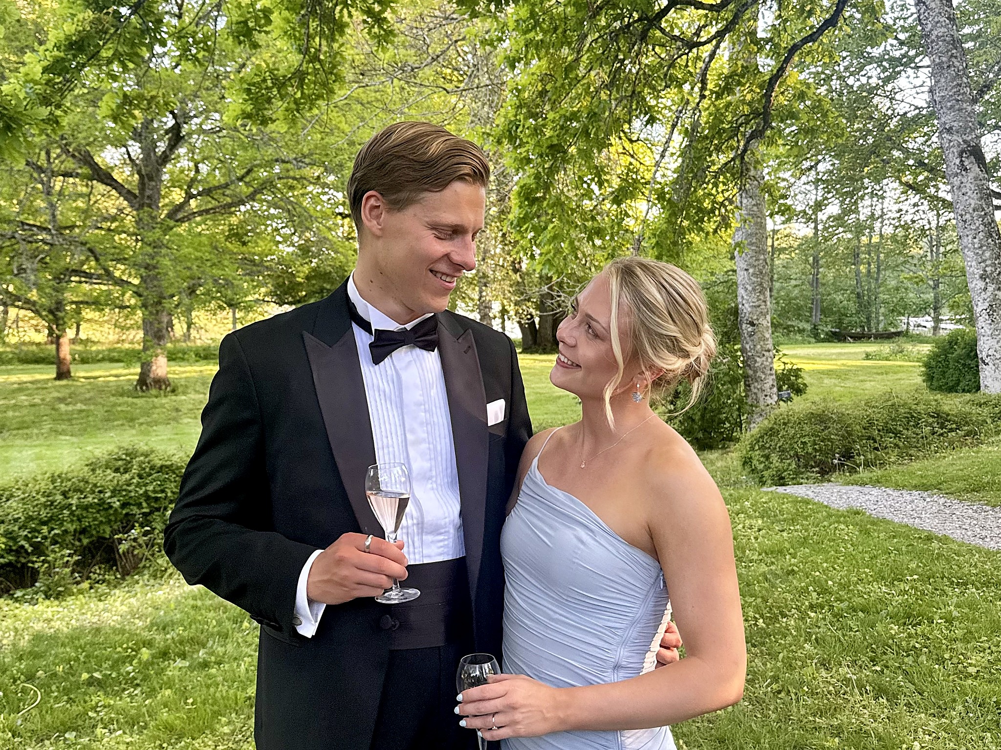 Vilja ja Tomi puutarhassa